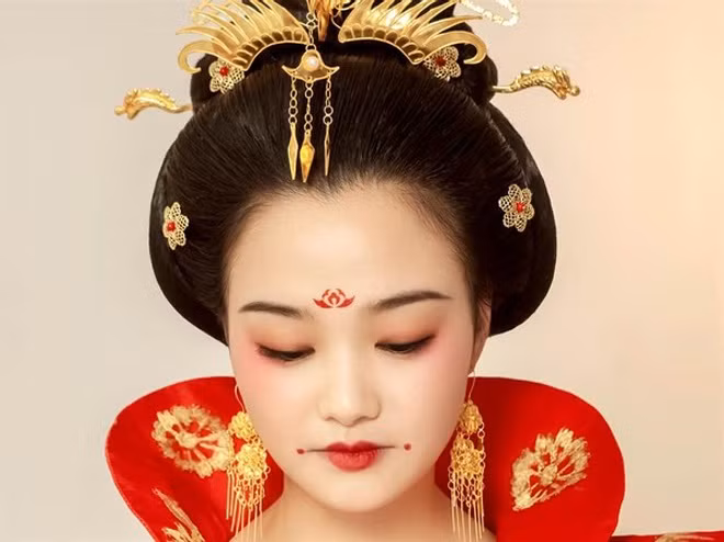 Một số nhà nghiên cứu cho rằng, kiểm trang điểm vẽ 2 chấm đỏ trên khóe miệng nhằm mô phỏng má lúm đồng tiền. Điều này xuất phát từ quan niệm của người xưa cho rằng phụ nữ có má lúm đồng tiền sẽ gây ấn tượng với nam giới bởi sự hoạt bát, đáng yêu và quyến rũ.