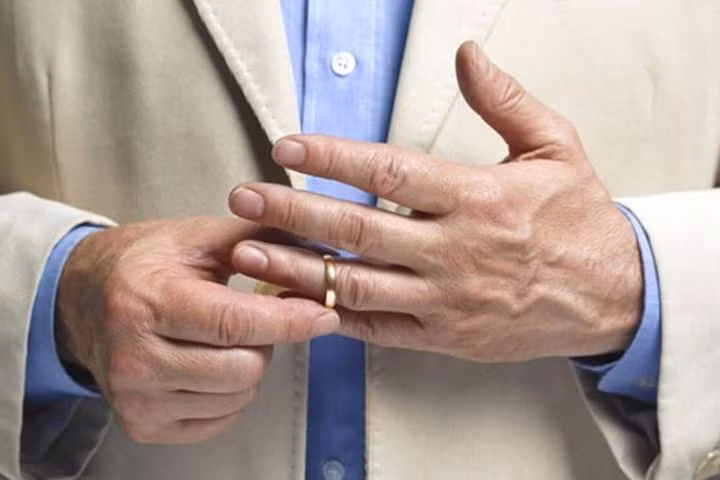 Sau khi nghiên cứu suy nghĩ của 575 người về “tình thoáng qua” kết hợp với độ dài ngón tay, các nhà nghiên cứu đã tìm ra rằng những người ngón đeo nhẫn càng dài hơn ngón trỏ thì càng có xu hướng lăng nhăng nhiều hơn.