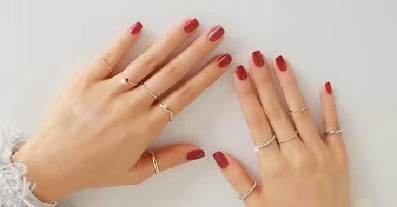 Ngón tay đeo nhẫn càng dài thì bản lĩnh phòng the càng tốt. Nhiều nghiên cứu đã chứng minh, khả năng tình dục của đàn ông nằm ở lượng testosterone nhiều hay ít. Điều thú vị là nhìn chiều dài ngón áp út có thể đoán định được lượng testosteronecủa nam giới.