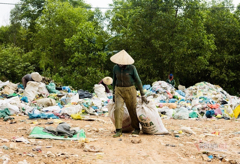 Ngay may man va xui xeo cua nhom phu nu boi tim trong dong rac-Hinh-8