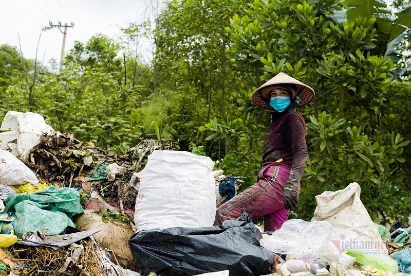 Ngay may man va xui xeo cua nhom phu nu boi tim trong dong rac-Hinh-4