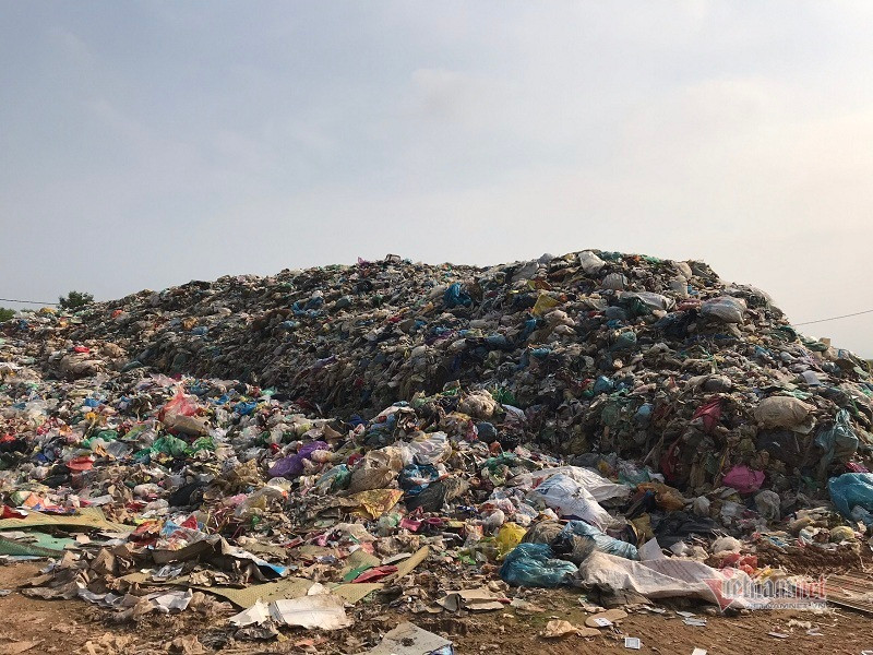 Ngay may man va xui xeo cua nhom phu nu boi tim trong dong rac