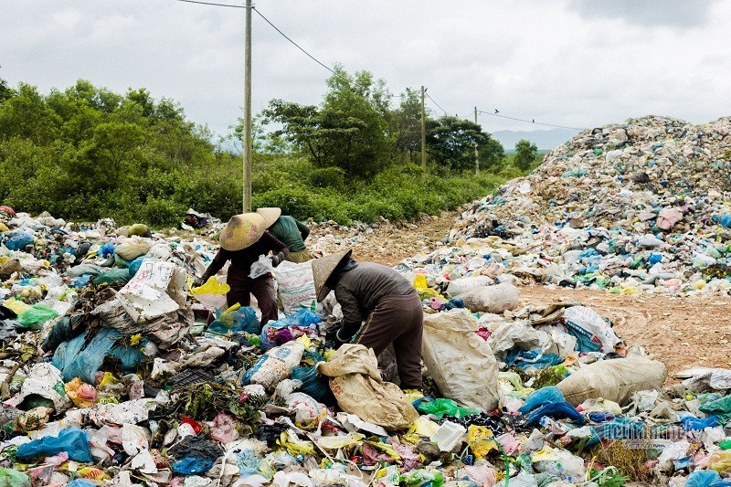 Ngay may man va xui xeo cua nhom phu nu boi tim trong dong rac-Hinh-5