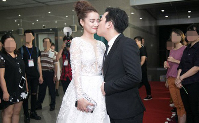 Cặp đôi Trường Giang và Nhã Phương cũng không giấu tình cảm khi cùng nhau xuất hiện ở những nơi đông người.