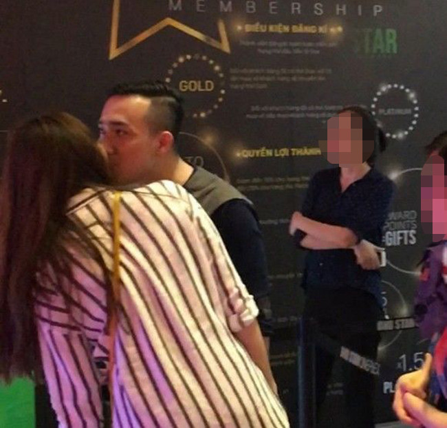 Thậm chí tần suất từ khi yêu tới lúc cưới thường xuyên "khóa môi" nơi công cộng của hai người khiến dân tình đôi lúc "bội thực".