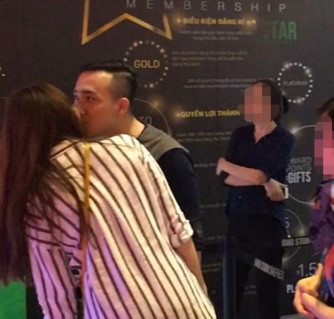 Thậm chí tần suất từ khi yêu tới lúc cưới thường xuyên "khóa môi" nơi công cộng của hai người khiến dân tình đôi lúc "bội thực".