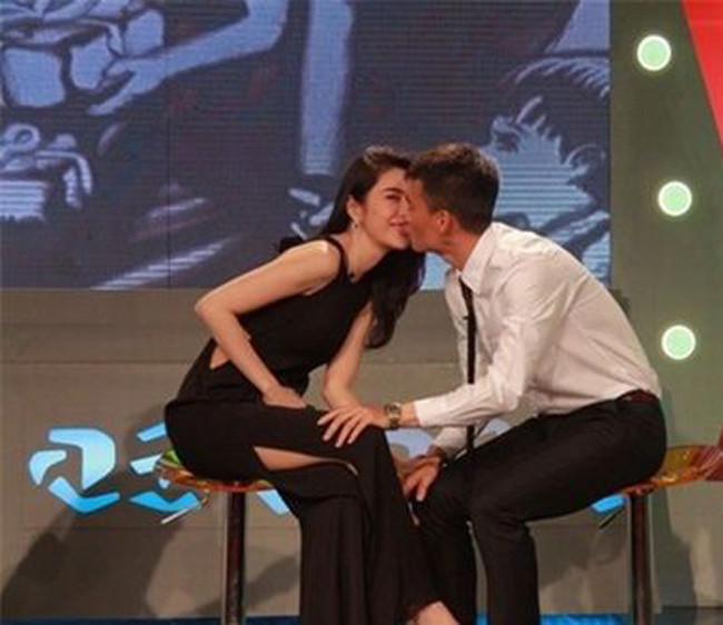 Khi tham gia một chương trình truyền hình, cặp đôi cũng tình tứ trao nhau nụ hôn.