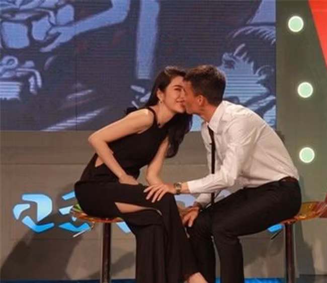 Khi tham gia một chương trình truyền hình, cặp đôi cũng tình tứ trao nhau nụ hôn.