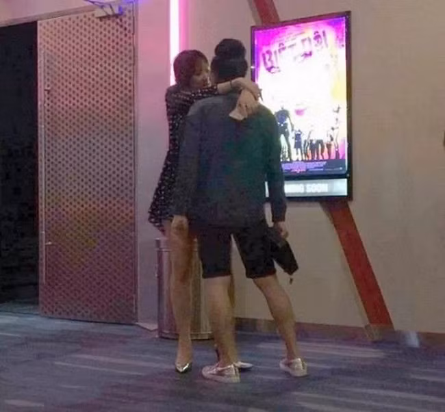 Thích thể hiện tình cảm công khai ở chốn đông người phải kể đến cặp đôi Trấn Thành và Hari Won.