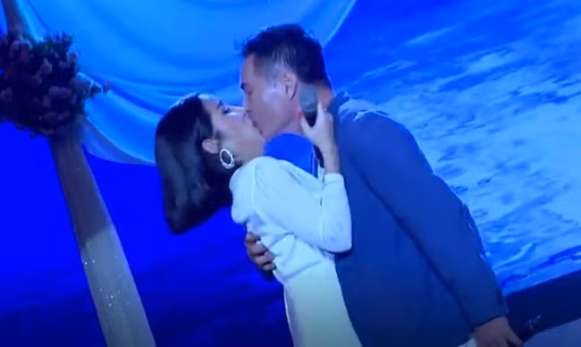 Trước đó "bà mối quốc dân" Cát Tường và nam diễn viên Trung Dũng đã có màn "khóa môi" bất đắc dĩ ngay trên sóng truyền hình khiến người xem ngượng chín mặt. Cả hai thực chất chỉ là bạn bè thân thiết nhưng khi tham gia trợ diễn cho Trung Dũng, Cát Tường dù rất ngơ ngác với nụ hôn bất ngờ này nhưng vẫn đành đáp lại đàn anh.