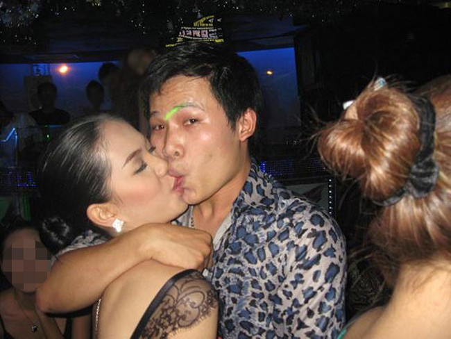 Cả hai không ngại "khóa môi" khi cùng tham gia một buổi tiệc ở bar.