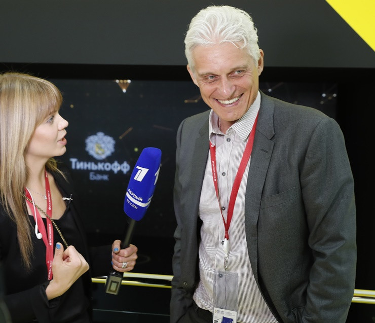 Ông Tinkov là một đại gia gốc Nga, nhưng nhập quốc tịch Mỹ năm 1996. Trong cáo trạng năm 2019, Bộ Tài chính Mỹ cáo buộc Tinkov nợ chính phủ 249 triệu USD thuế thu nhập.