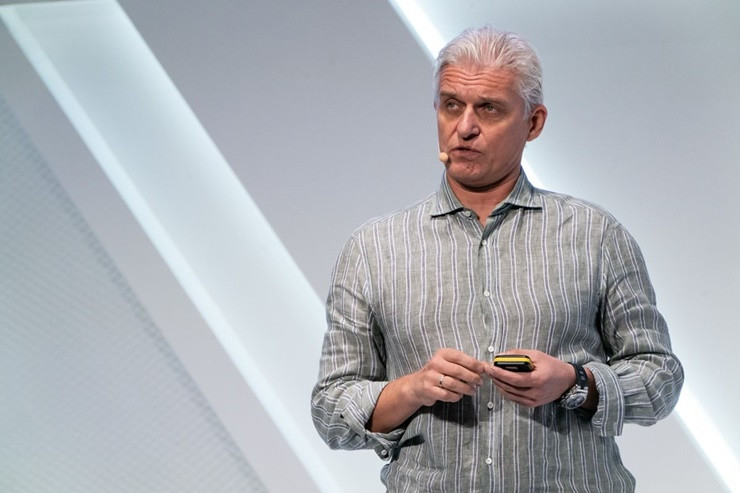 Ông Tinkov thành lập Tinkoff Credit Services, sau này trở thành Ngân hàng Tinkoff - một trong những ngân hàng trực tuyến lớn nhất thế giới.