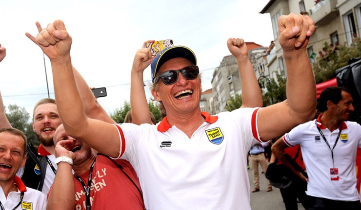 Sau đó, ông bán công ty sản xuất đồ uống hồi năm 2005 để lập ngân hàng.