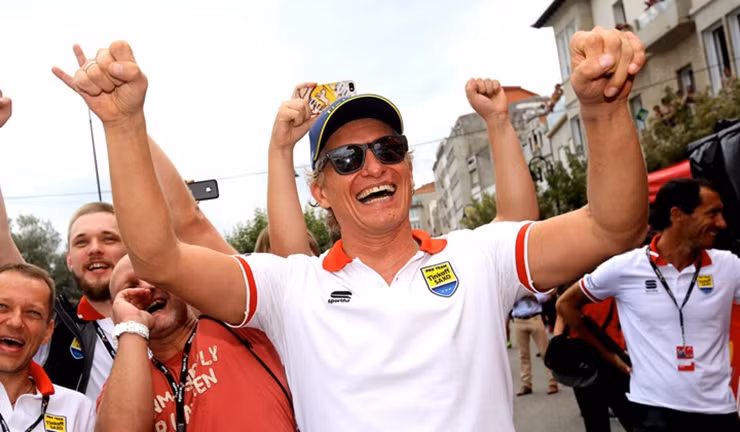 Sau đó, ông bán công ty sản xuất đồ uống hồi năm 2005 để lập ngân hàng.