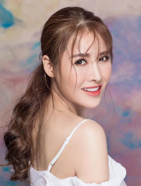 Dang hinh ben Hien Ho, nguoi tinh MV bi dan mang 