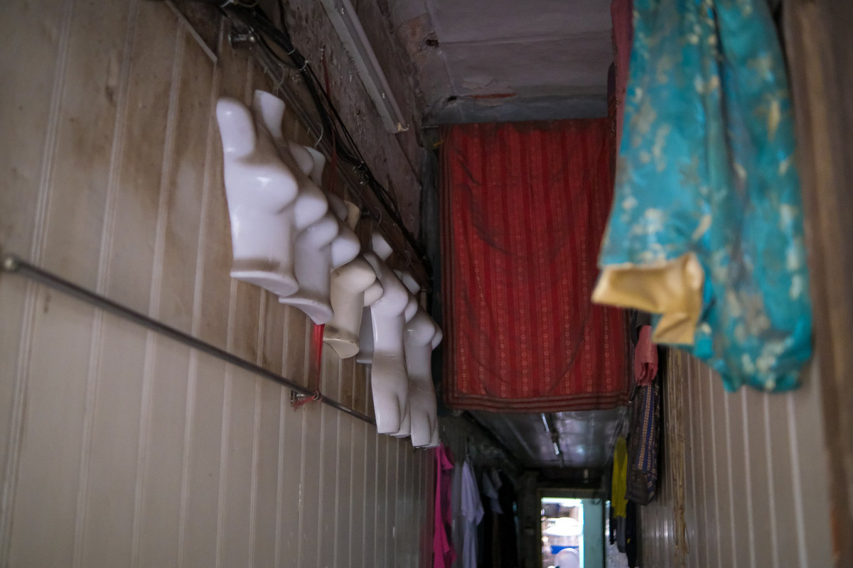 Loạt mannequin của chị Trang phủ bụi treo trong ngõ, quần áo đã được tháo xuống cất vào trong do không có khách hàng.