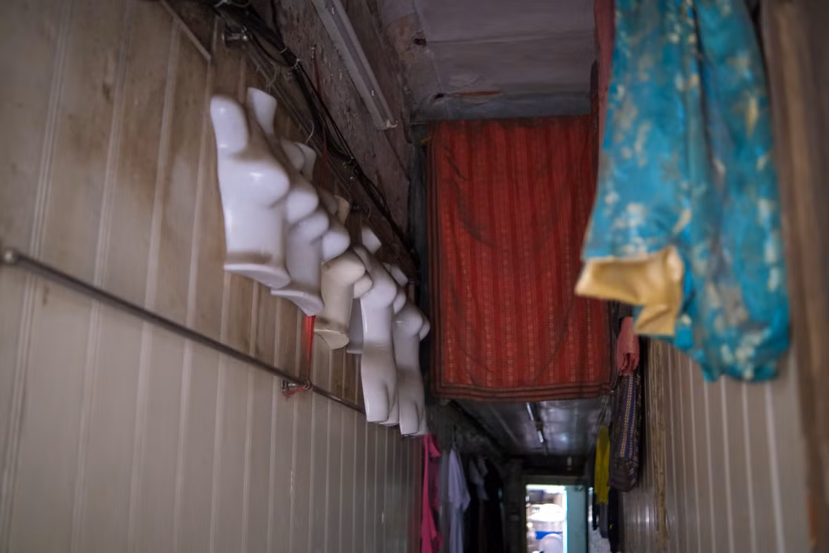 Loạt mannequin của chị Trang phủ bụi treo trong ngõ, quần áo đã được tháo xuống cất vào trong do không có khách hàng.