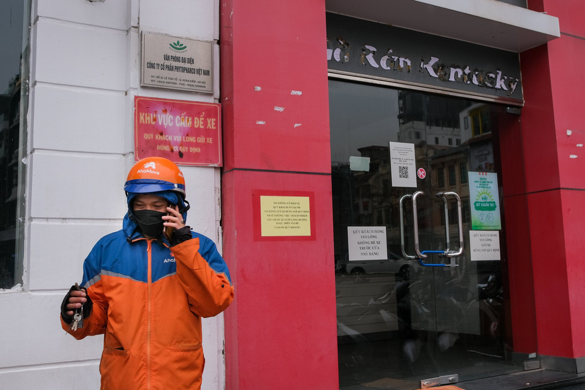 Anh Tùng (nhân viên giao đồ ăn) gọi điện thông báo với khách hàng rằng cửa hàng gà rán đã đóng cửa. "Không hiểu sao đóng cửa từ tháng 1 đến nay mà vẫn mở bán trên ứng dụng. Thỉnh thoảng tôi cũng gặp trường hợp như này", anh Tùng chia sẻ.