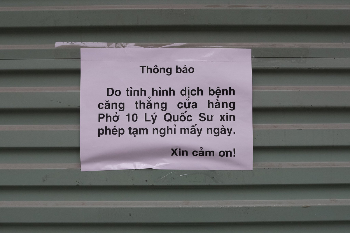 Quán Phở Lý Quốc Sư đóng cửa do số lượng F0 trong cộng đồng tăng cao. Hà Nội ghi nhận số lượng F0 cao kỷ lục trong ngày 4/3 vượt 21.000 ca. Ngoài ra, còn rất nhiều người dương tính với SARS-CoV-2 nhưng không khai báo. Cục Thuế Hà Nội cho biết trong 2 tháng đầu năm, có 17.443 doanh nghiệp trên địa bàn chấm dứt kinh doanh, tăng 5.014 doanh nghiệp so với cùng kỳ năm 2021; có 31.750 doanh nghiệp tạm ngừng kinh doanh, tăng 10.289 doanh nghiệp so với cùng kỳ.