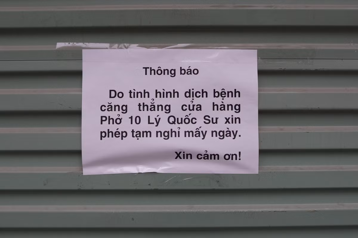 Quán Phở Lý Quốc Sư đóng cửa do số lượng F0 trong cộng đồng tăng cao. Hà Nội ghi nhận số lượng F0 cao kỷ lục trong ngày 4/3 vượt 21.000 ca. Ngoài ra, còn rất nhiều người dương tính với SARS-CoV-2 nhưng không khai báo. Cục Thuế Hà Nội cho biết trong 2 tháng đầu năm, có 17.443 doanh nghiệp trên địa bàn chấm dứt kinh doanh, tăng 5.014 doanh nghiệp so với cùng kỳ năm 2021; có 31.750 doanh nghiệp tạm ngừng kinh doanh, tăng 10.289 doanh nghiệp so với cùng kỳ.