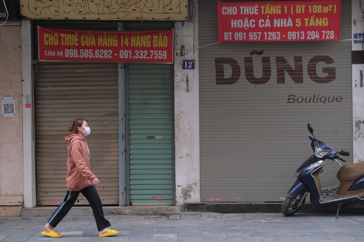 Trong khi đó, dọc tuyến phố Hàng Đào - Hàng Ngang (quận Hoàn Kiếm) hàng loạt cơ sở kinh doanh thời trang đóng cửa, chủ nhà treo biển thông báo cho thuê lại cửa hàng. Tình trạng này đã kéo dài 2 năm nay do vắng khách du lịch, việc kinh doanh ảm đạm.