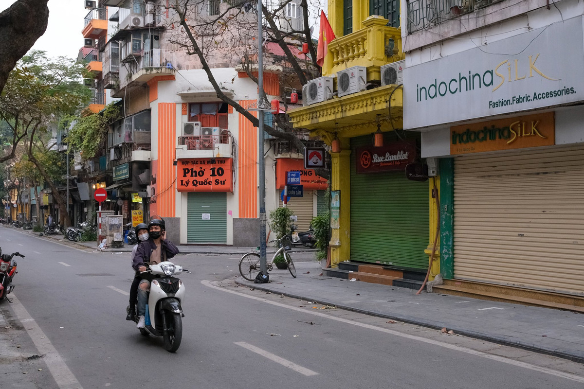 Dọc phố Lý Quốc Sư, hàng loạt cửa hàng thời trang, quán cà phê, bán đồ ăn phải đóng cửa. Một phân nguyên nhân là số ca mắc Covid-19 liên tiếp lập kỷ lục tại Hà Nội. Nhiều cửa hàng cũng không còn nhân sự để hoạt động.