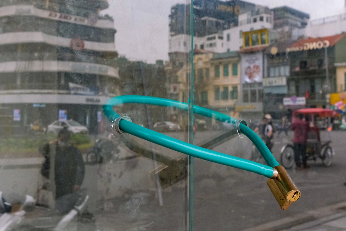 Gần đó, một cửa hàng kinh doanh máy ảnh ở khu vực quảng trường Đông Kinh Nghĩa Thục (quận Hoàn Kiếm) khóa trái cửa, phía trong đồ đạc đã được dọn đi hết. Nhân viên bảo vệ gần đó cho biết cửa hàng đã đóng cửa từ tháng 3/2021 đến nay.