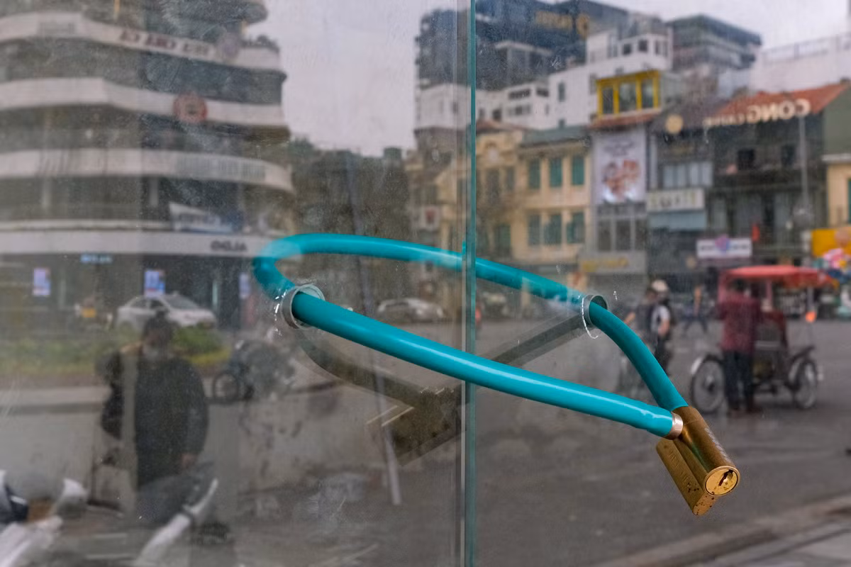 Gần đó, một cửa hàng kinh doanh máy ảnh ở khu vực quảng trường Đông Kinh Nghĩa Thục (quận Hoàn Kiếm) khóa trái cửa, phía trong đồ đạc đã được dọn đi hết. Nhân viên bảo vệ gần đó cho biết cửa hàng đã đóng cửa từ tháng 3/2021 đến nay.