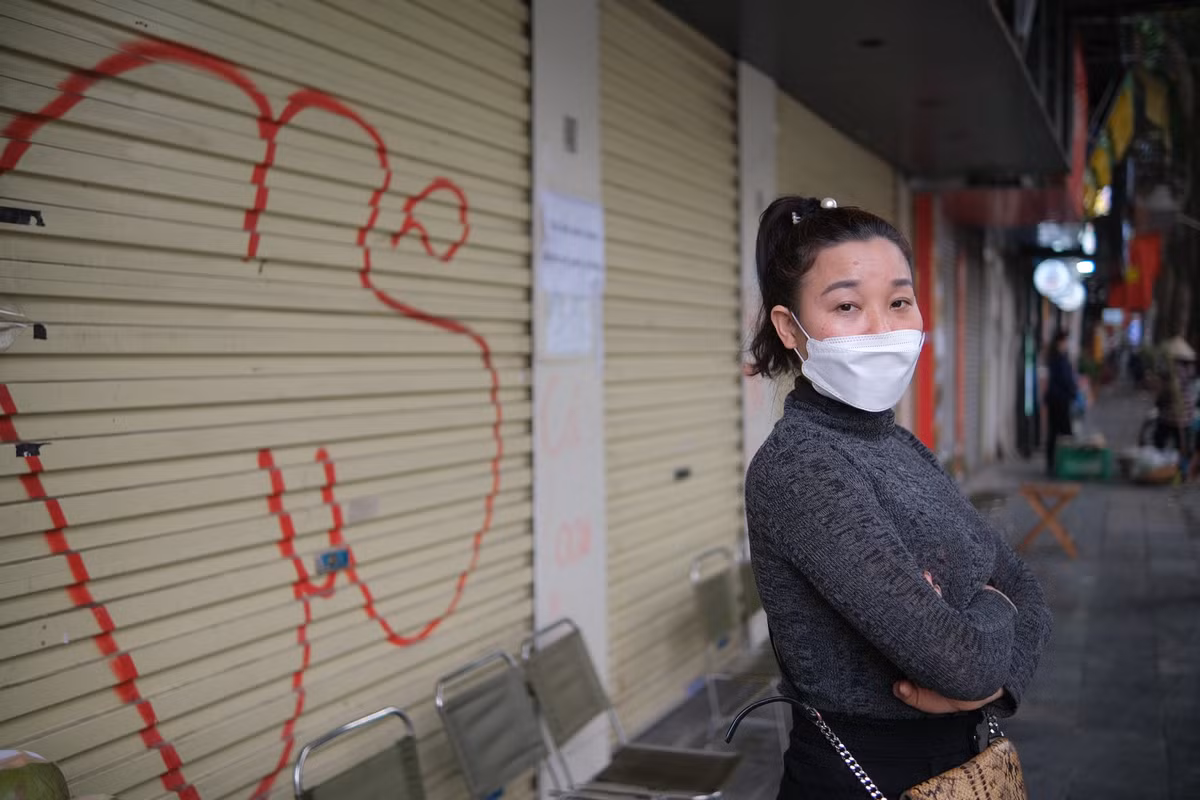 Chị Trang (phố Hàng Khay) phải đóng 2 cửa hàng bán quần áo lụa tơ tằm và đồ lưu niệm gần 2 năm nay. "Từ khi có dịch bệnh, phố đi bộ hồ Gươm đóng cửa liên tục khiến cho lượng khách du lịch không còn, tôi cũng chưa có duyên bán hàng online nên giờ chuyển sang bán trà đá cầm cự", chị Trang nói.