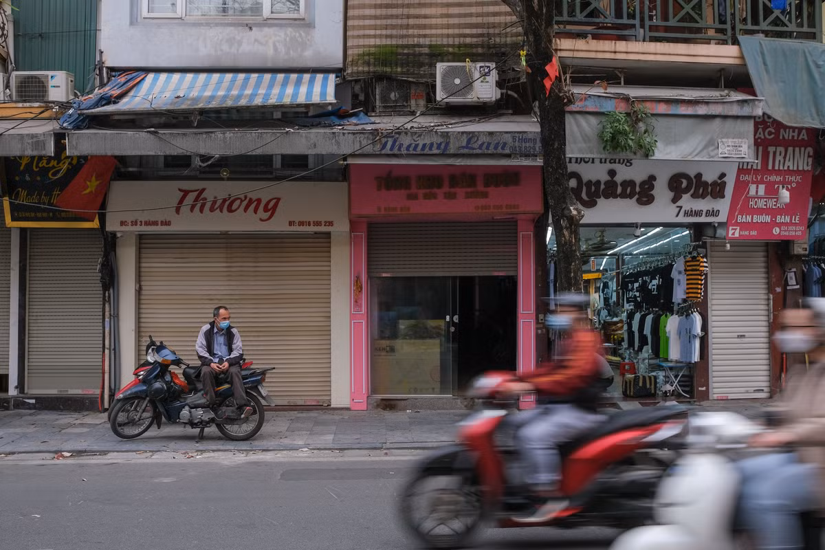 "Khoảng 70% hộ còn đang kinh doanh trên phố Hàng Đào là do họ không phải thuê mặt bằng. Dịch bệnh hoành hành nên lượng khách du lịch gần như không có, khách cũng không có nhu cầu mua nhiều quần áo", chủ cửa hàng Thắng Lan (Hàng Đào) chia sẻ.