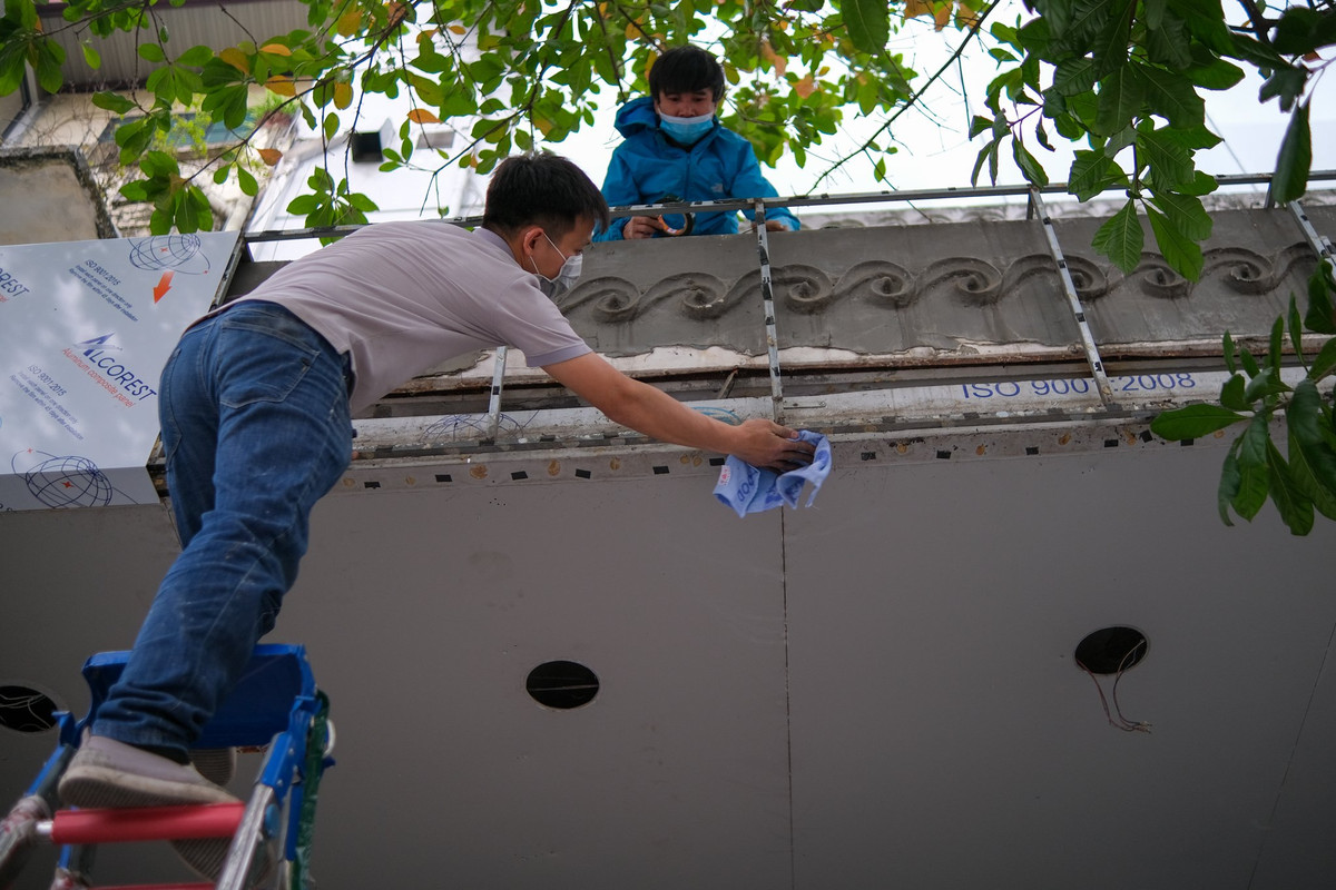 Anh Bằng (nhân viên quảng cáo) tất bật sửa sang lại một cửa hàng trên phố Đinh Tiên Hoàng. Nơi này trước đây kinh doanh quần áo, sắp tới sẽ thành cửa hàng bán đồ tiện ích.