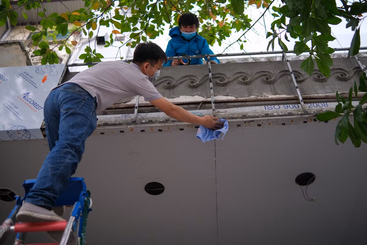 Anh Bằng (nhân viên quảng cáo) tất bật sửa sang lại một cửa hàng trên phố Đinh Tiên Hoàng. Nơi này trước đây kinh doanh quần áo, sắp tới sẽ thành cửa hàng bán đồ tiện ích.