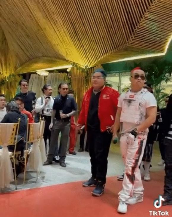 Blacka 'ngong nghenh' dan hoc tro Wowy di dien live