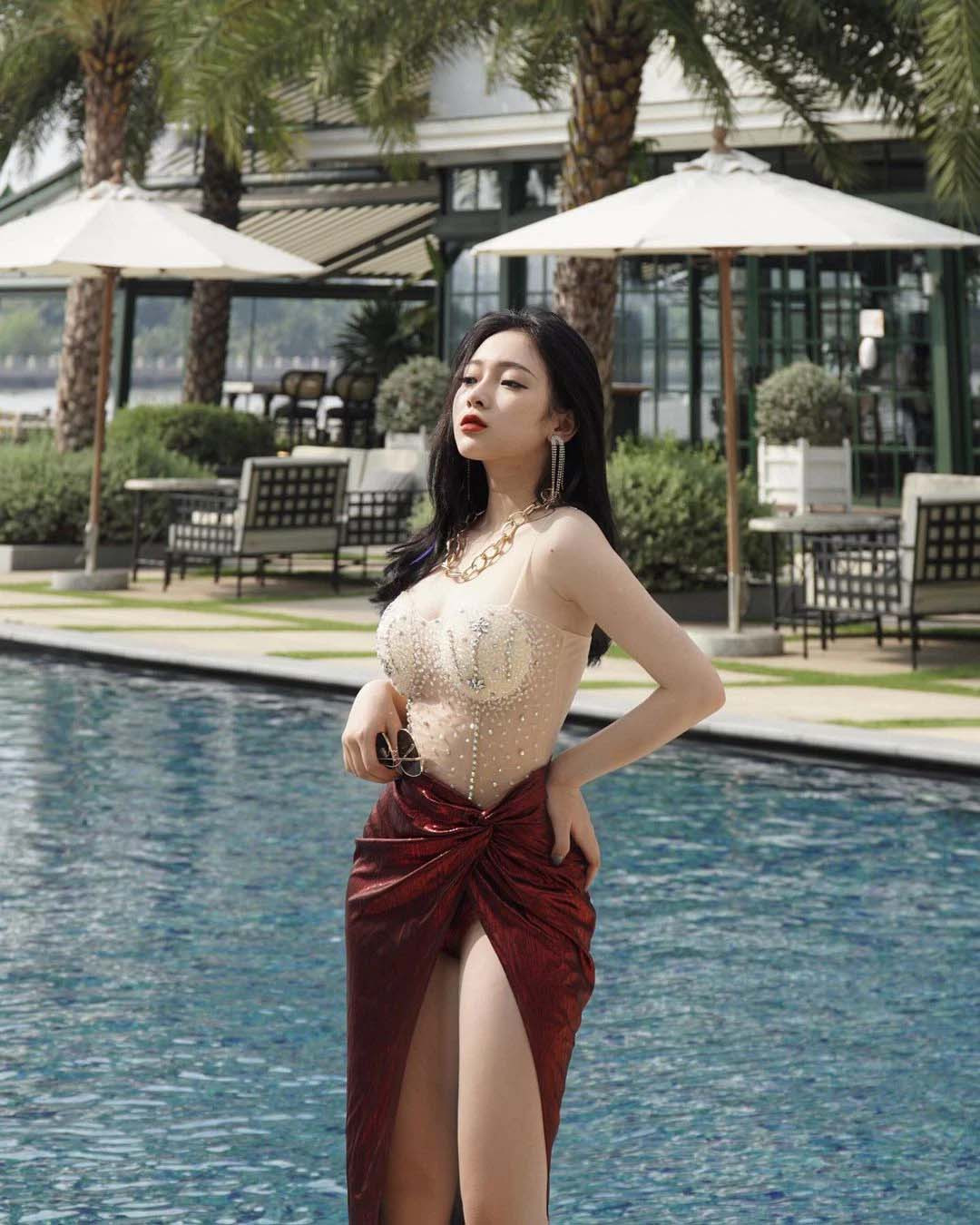 Nhiều người dành lời khen ngợi cho Linh Chichan vì biết cách lựa chọn trang phục làm nổi bật vẻ đẹp hình thể. Bên cạnh những thiết kế tôn vòng 1, không thể không kể đến những chiếc váy có đường xẻ tà cao, để lộ đôi chân dài mà vẫn tạo hiệu ứng thị giác bắt mắt bởi chi tiết xoắn nhẹ ở hông.