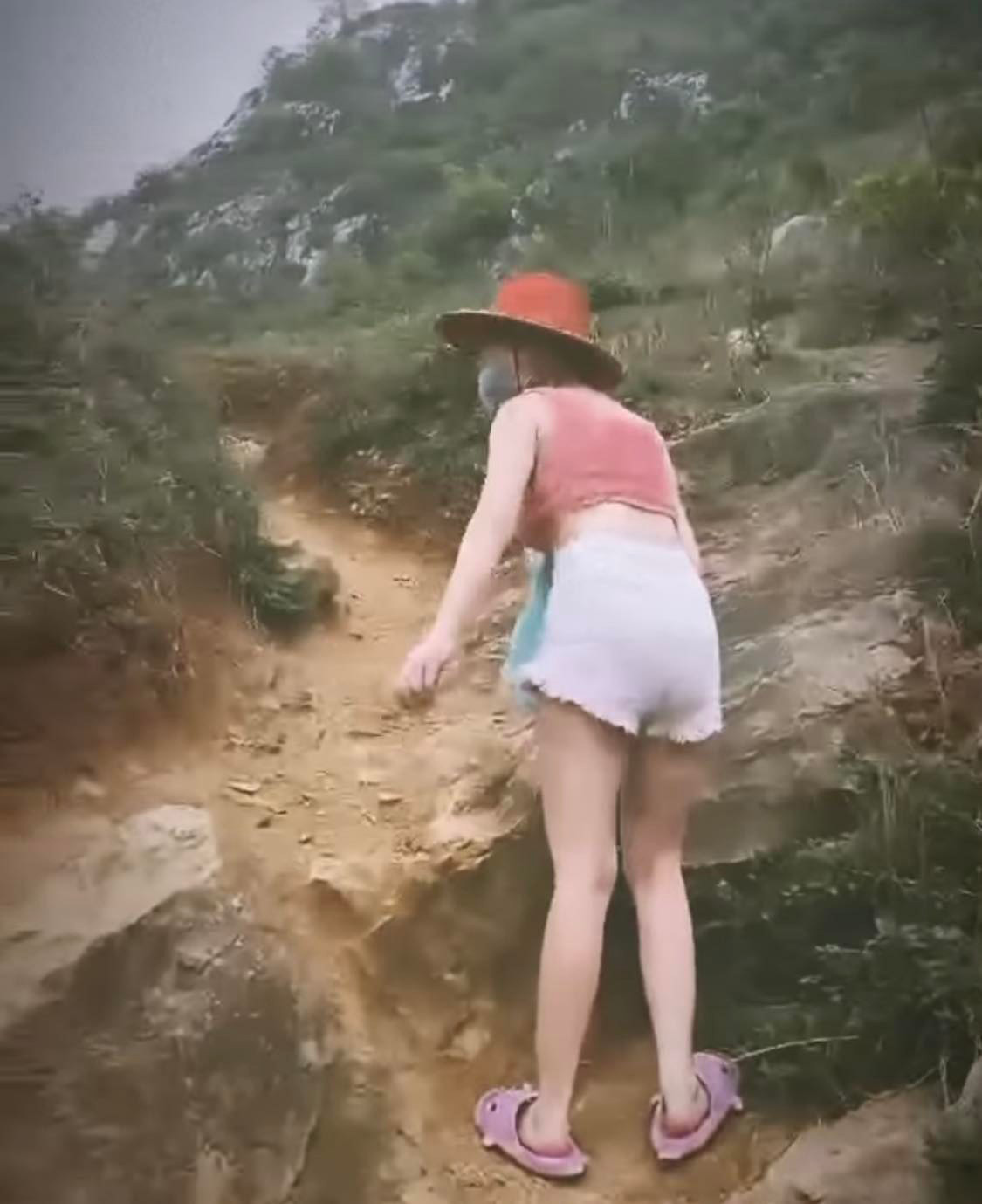 Tuy nhiên, Linh Chichan lại gây tranh cãi vì đi dép lê, có phần lạc quẻ so với set đồ và không phù hợp với hoàn cảnh.