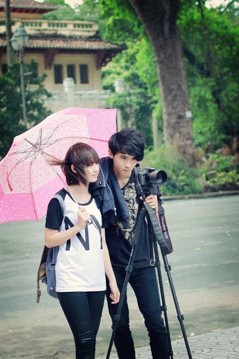 Ngoài tài năng vẽ tranh truyền thần. Đình Triệu (nam áo đen) còn rất thích chụp ảnh, làm mô hình ... Đình Triệu cho biết thêm, cậu bạn còn là admin của Hội vẽ tranh truyền thần trên Facebook, có điều kiện giao lưu với nhiều tài năng vẽ tranh khác.