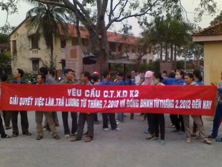 8. Cuối tháng 10/2013, nhiều công nhân Nhà máy gạch K2 Đông Văn thuộc Công ty HANCORP.2 (Công ty thành viên của HANCORP) đã kéo nhau đến “bao vây” trụ sở HANCORP.2 ở xã Quảng Thịnh, thành phố Thanh Hóa, chăng băng rôn, khẩu hiệu yêu cầu giải quyết việc làm, trả lương, đóng bảo hiểm (BH) xã hội, BH y tế cho người lao động. Ảnh: Thanh tra