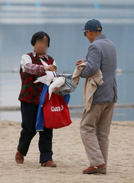 Người già cũng xông vào "hôi của".