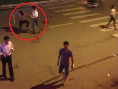 Màn ẩu đả có vũ khí khiến không người nào dám can ngăn.