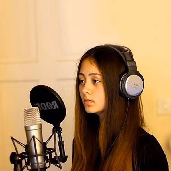 Jasmine có nét mặt đượm buồn thu hút cư dân mạng.