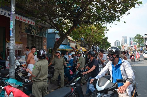 Tại CQĐT, hung thủ Nguyễn Văn Dũng khai nhận do trước đây gia đình làm ăn chung với nhà chị Hui nên y đem lòng thầm thương trộm nhớ, nhưng không được đáp lại. Khi nghe chị Hui sẽ về quê làm lễ hỏi, nên Dũng đã lên kế hoạch hại người trong mộng. Vụ việc khiến dư luận rất bức xúc.
