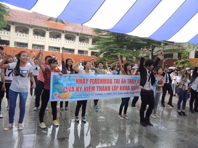 Sinh viên Đại học Công nghệ Đồng Nai hồ hởi trong màn trình diễn flashmob tri ân thầy cô giáo.