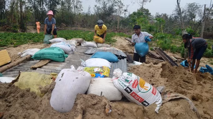 Người dân nhiều tỉnh thành miền Trung, vùng ven biển chuẩn bị kỹ các công việc để chống chọi với bão như chèo chống nhà cửa, làm hầm dã chiến... Tuy nhiên, siêu bão đột nhiên bẻ quặt, quét dọc miền Trung và trườn thẳng ra phía Bắc.
