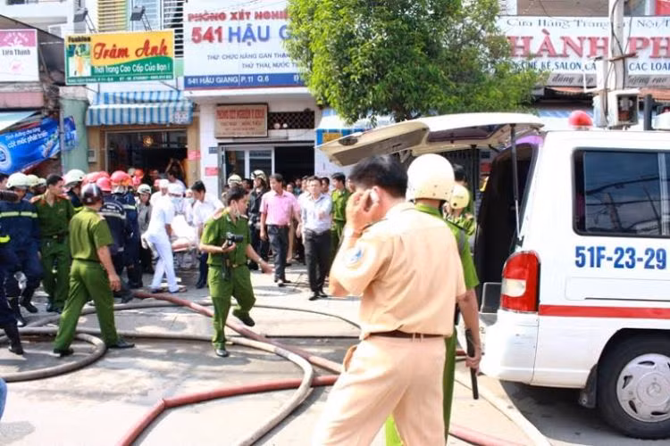 Thi thể vợ chồng chủ tiệm tạp hóa được đưa ra ngoài chuyển về bệnh viện để CQĐT làm công tác pháp y.