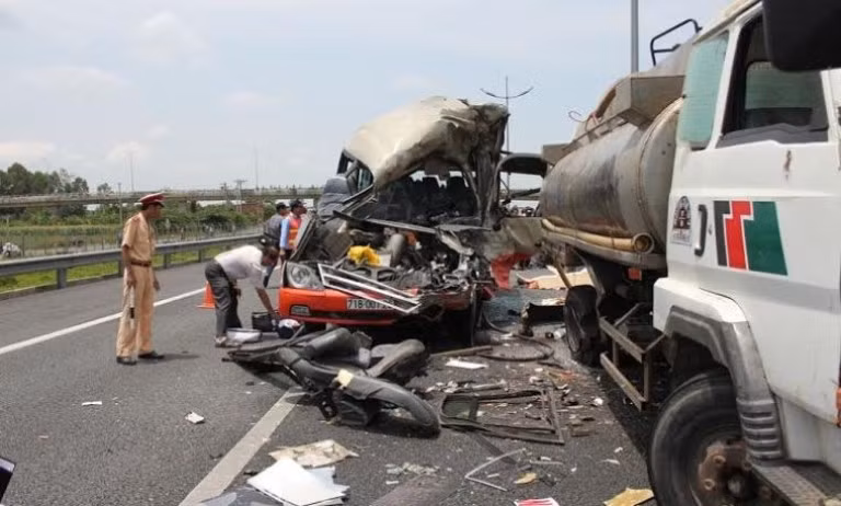 Hiện trường vụ TNGT thảm khốc.