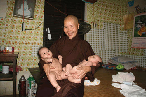 Ảnh năm 2007 chứng minh sự tồn tại của Tùng Anh và Việt Anh được nuôi dưỡng tại chùa Bồ Đề.