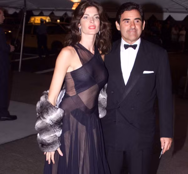 Cựu siêu mẫu, cựu thiên thần Victoria’s Secret kiêm diễn viên Mỹ Stephanie Seymour kết hôn với tỷ phú Peter M.Brant năm 1995. Peter là chủ của White Birch, một trong những công ty sản xuất giấy lớn nhất ở Mỹ và hiện tài sản của ông trị giá 2,7 tỷ USD. Chồng của Stephanie còn là ông trùm bất động sản và chủ của Brant Publications, nơi xuất bản 4 tạp chí.