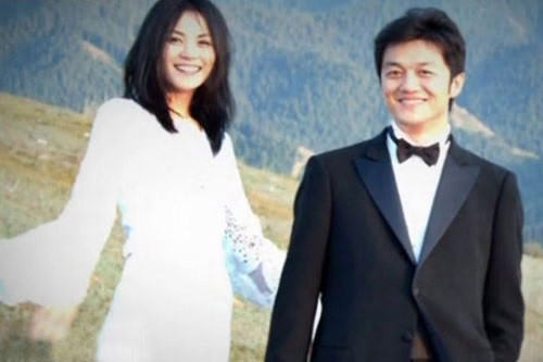 Lần đầu tiên sau sáu năm đám cưới, tháng 12/2011 Vương Phi và Lý Á Bằng mới khoe ảnh cưới họ chụp ở Tân Cương.