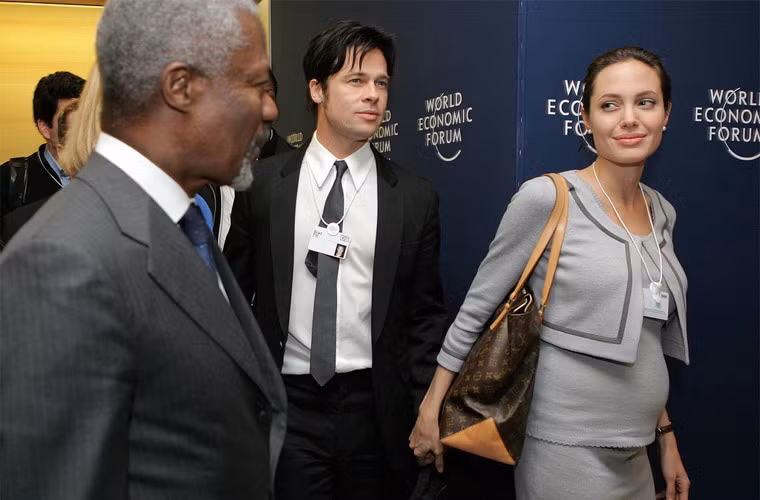 Năm 2006, Angelina thông báo cô mang thai đứa con đầu lòng với Brad, bé Shiloh. Brad đã cùng nhận nuôi Maddox, Pax và Zahara với người tình.